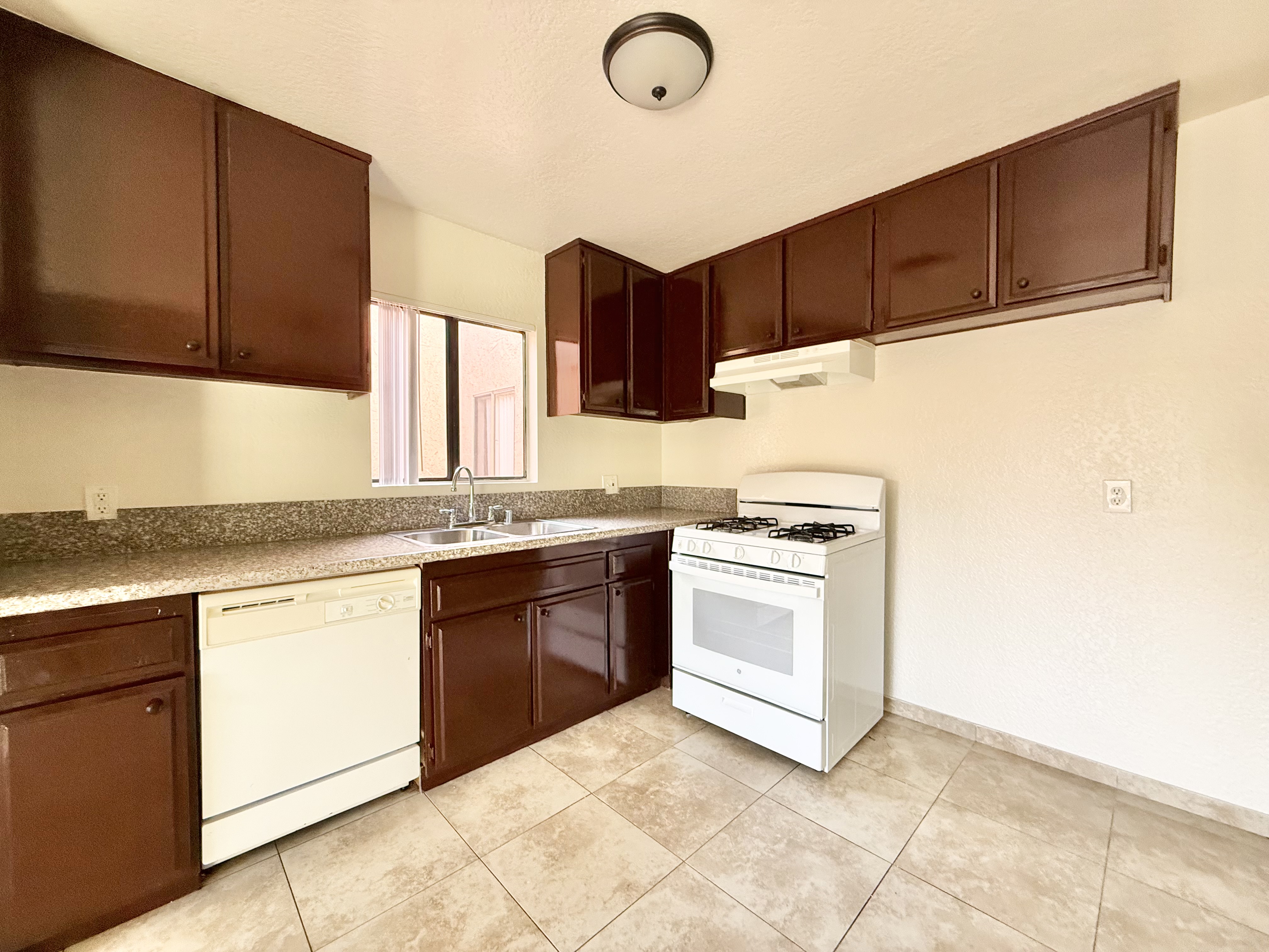 Los Angeles Condo: 8900 Burnet Ave