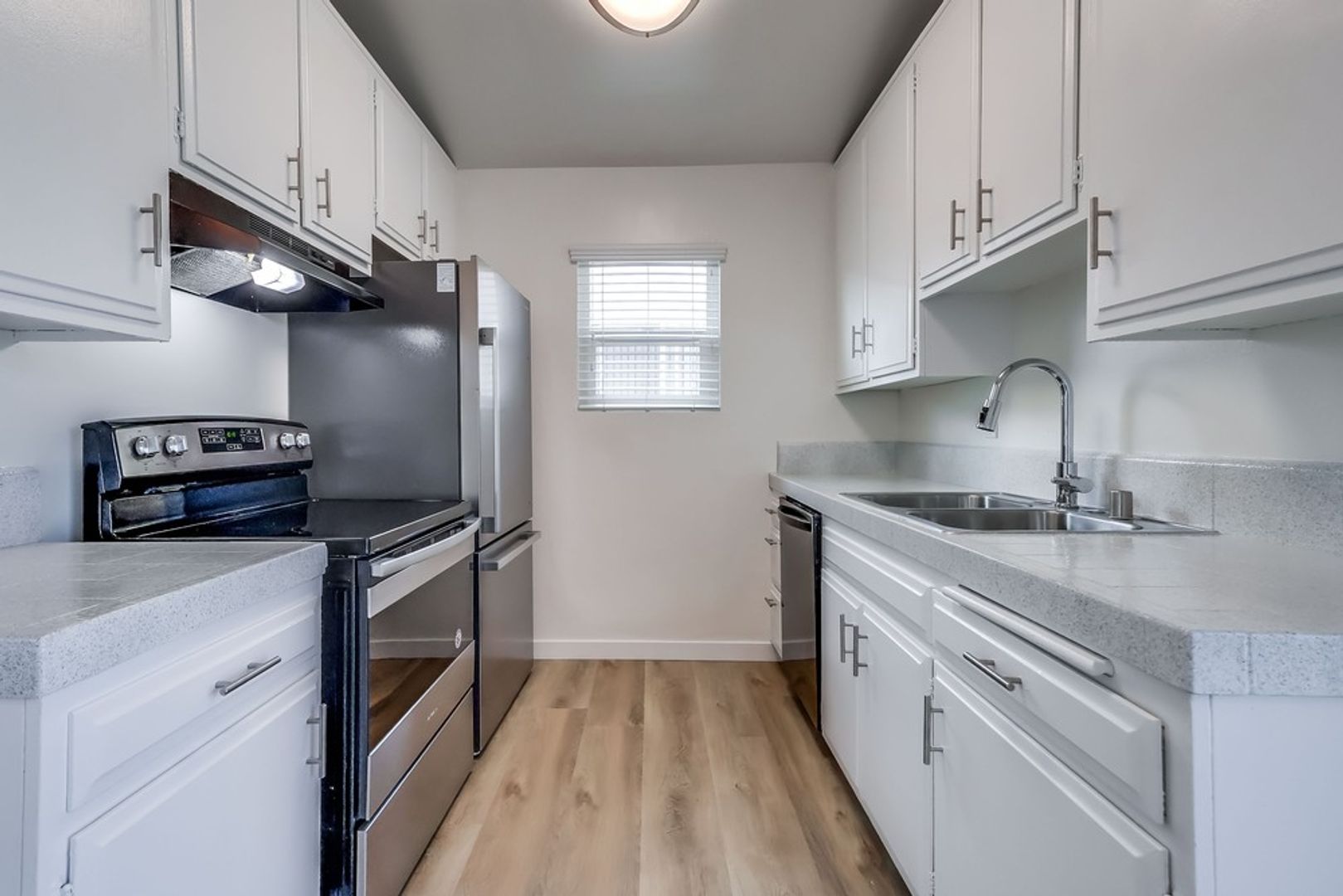 Inglewood Condo: 333 W Queen St