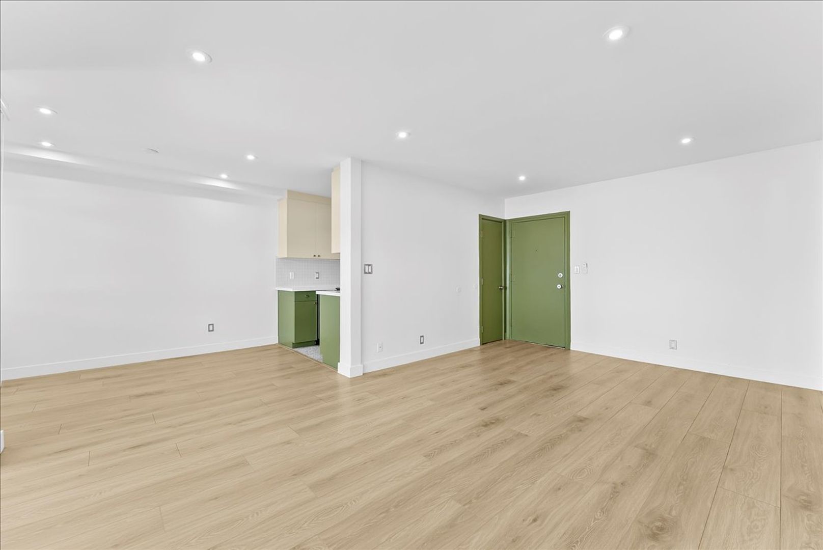 Los Angeles Apartment: 6615 Franklin Ave