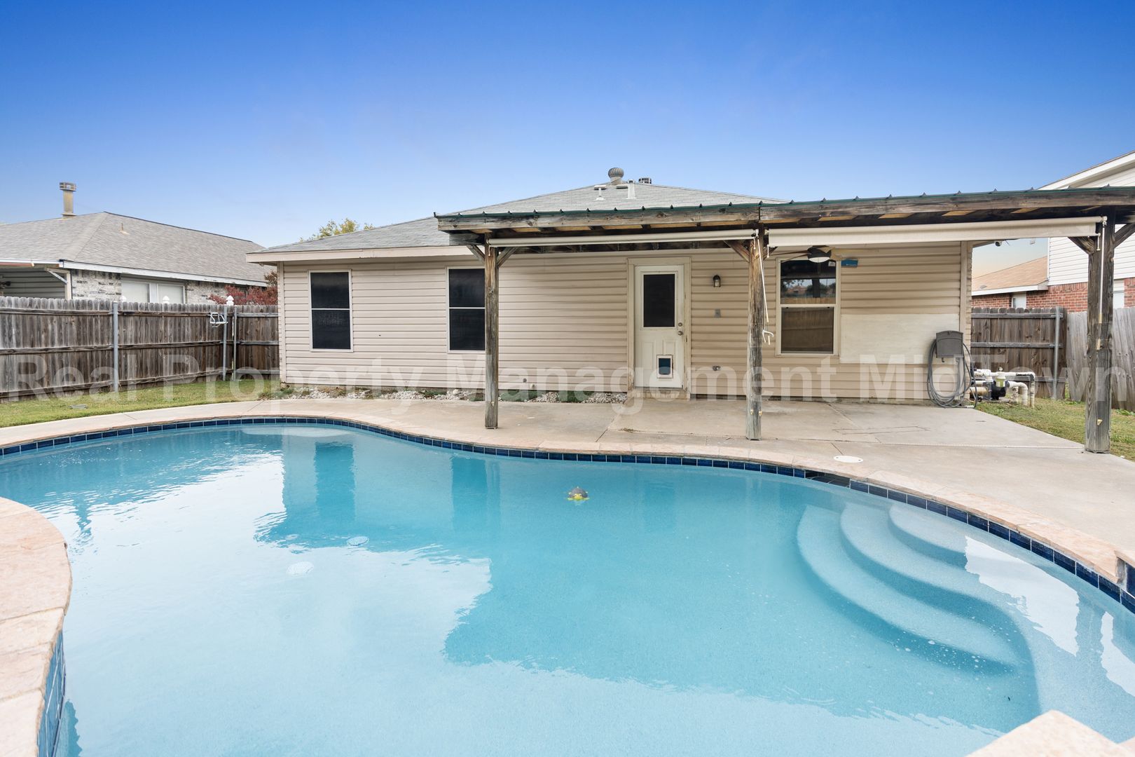 Arlington House: 1014 Mazourka Dr,