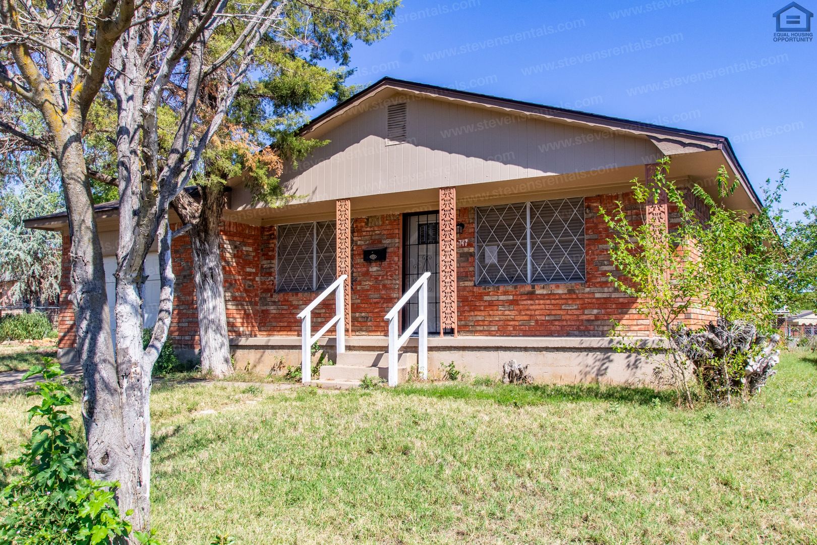 Lawton House: 717 SW Ranch Oak Blvd