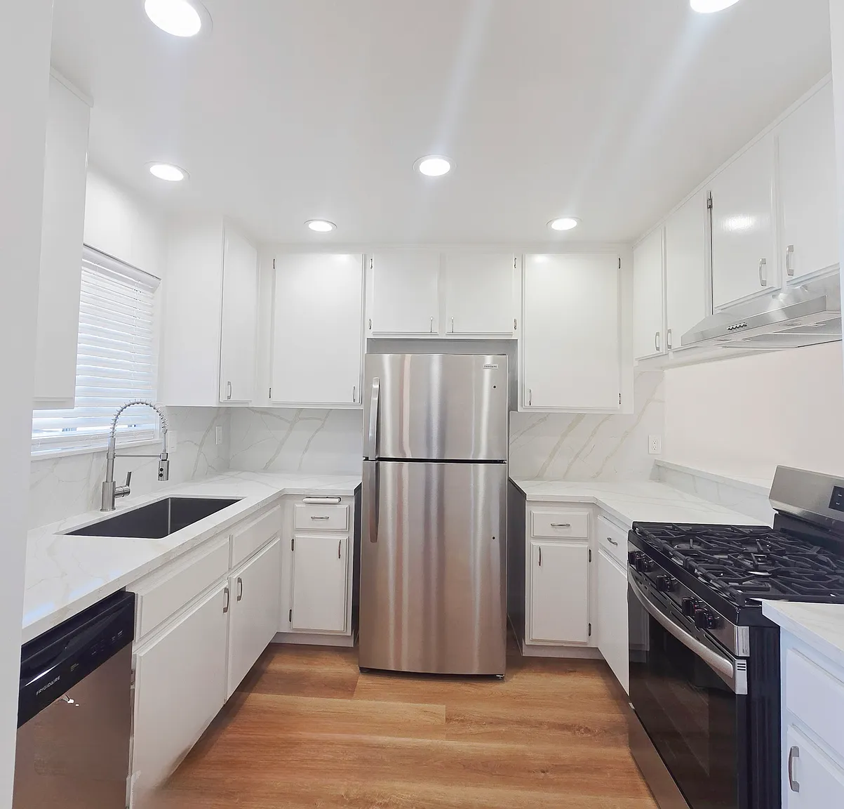 Los Angeles Condo: 430 Gaviota Ave