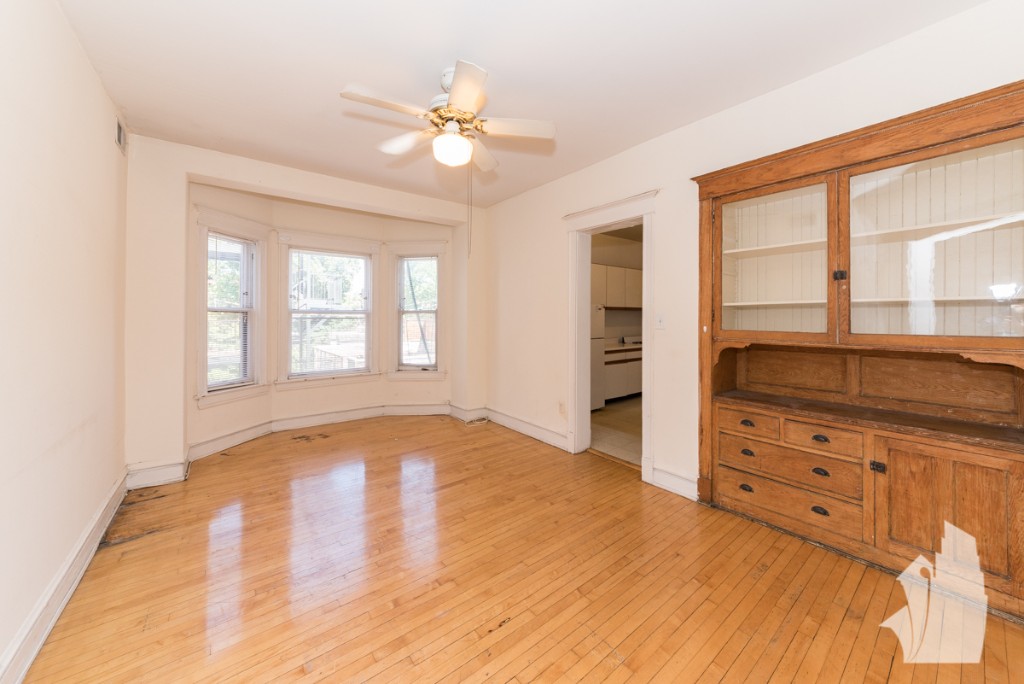 Chicago Condo: 853 W Lill Ave