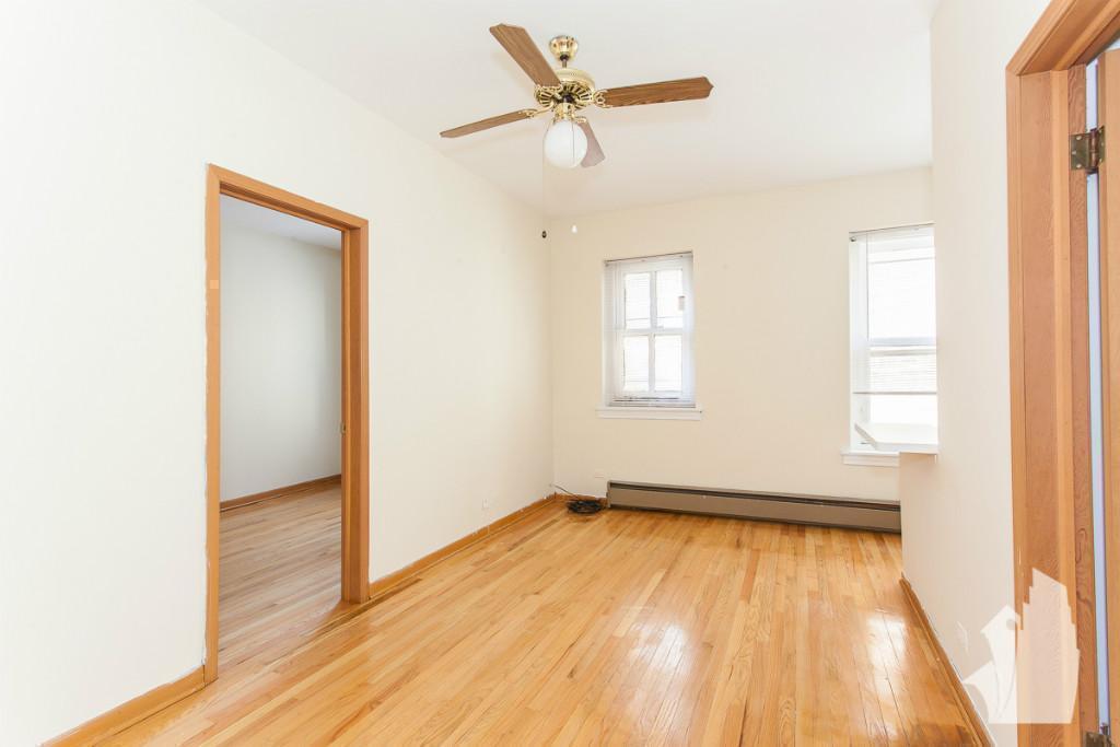 Chicago Condo: 635 W Barry Ave