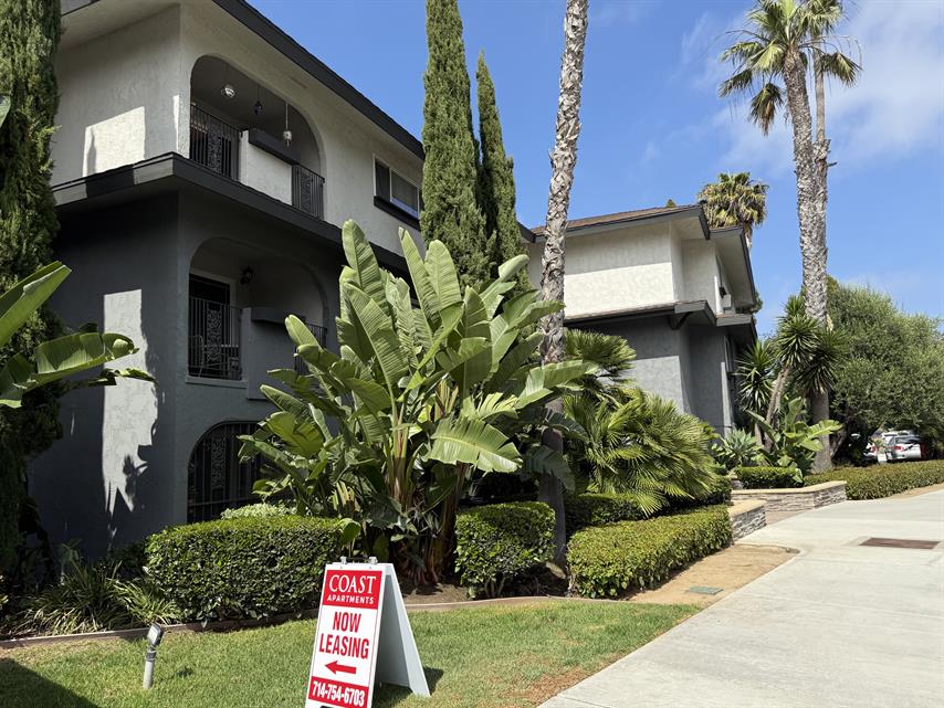 Costa Mesa Apartment: 400 Merrimac Way