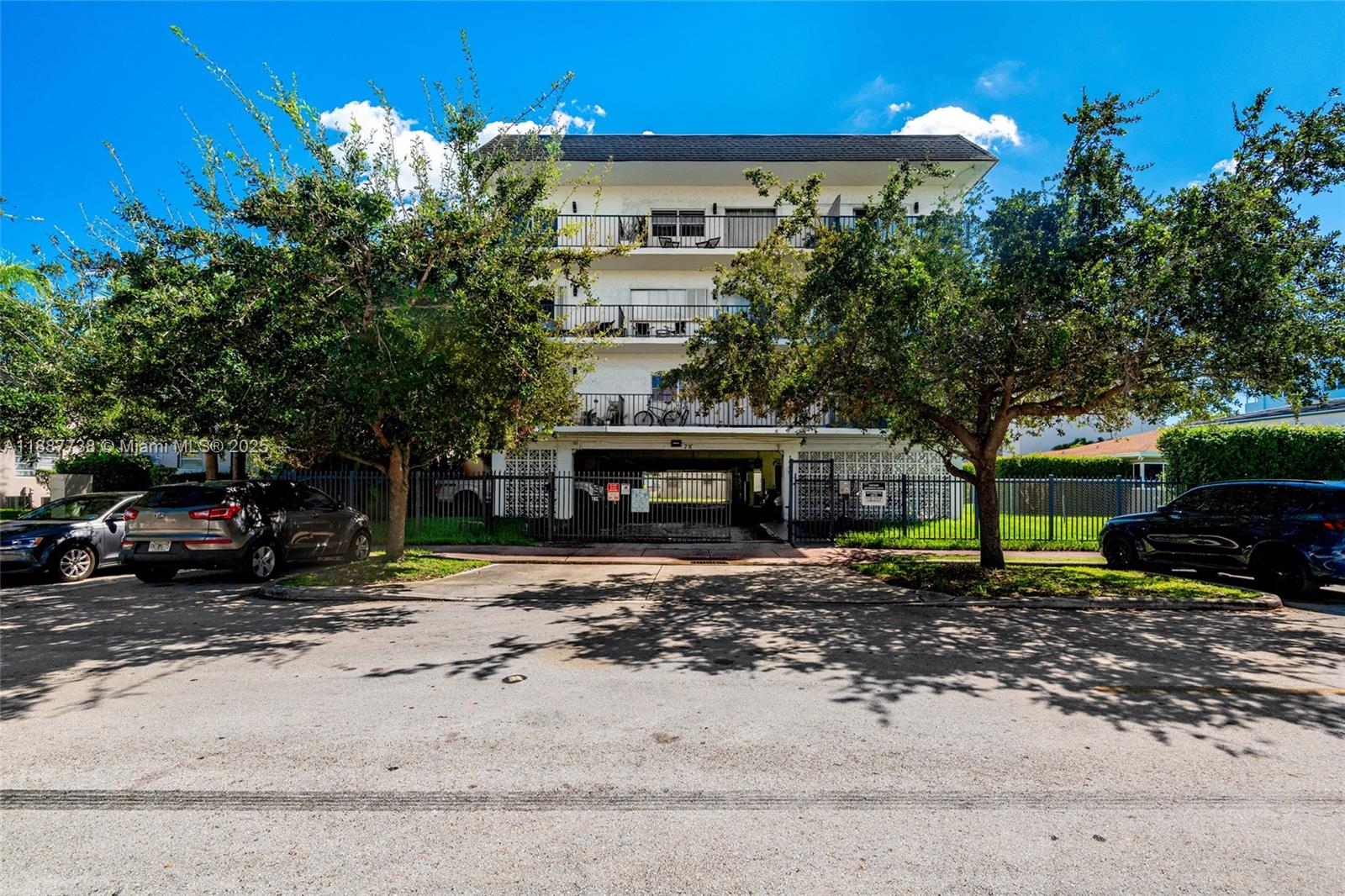 Miami Beach Condo: 1960 Marseille Drive