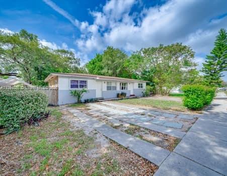 Miami Condo: 1350 Northeast 149th Street