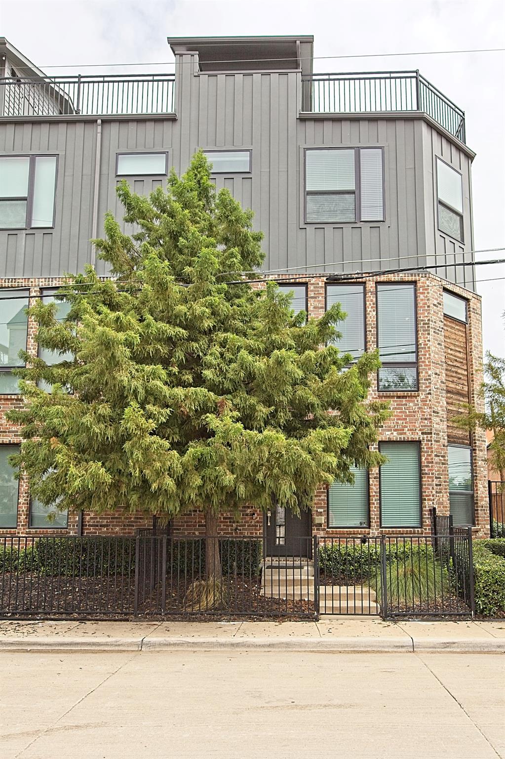 Dallas Townhome: 1405 Bronson Court