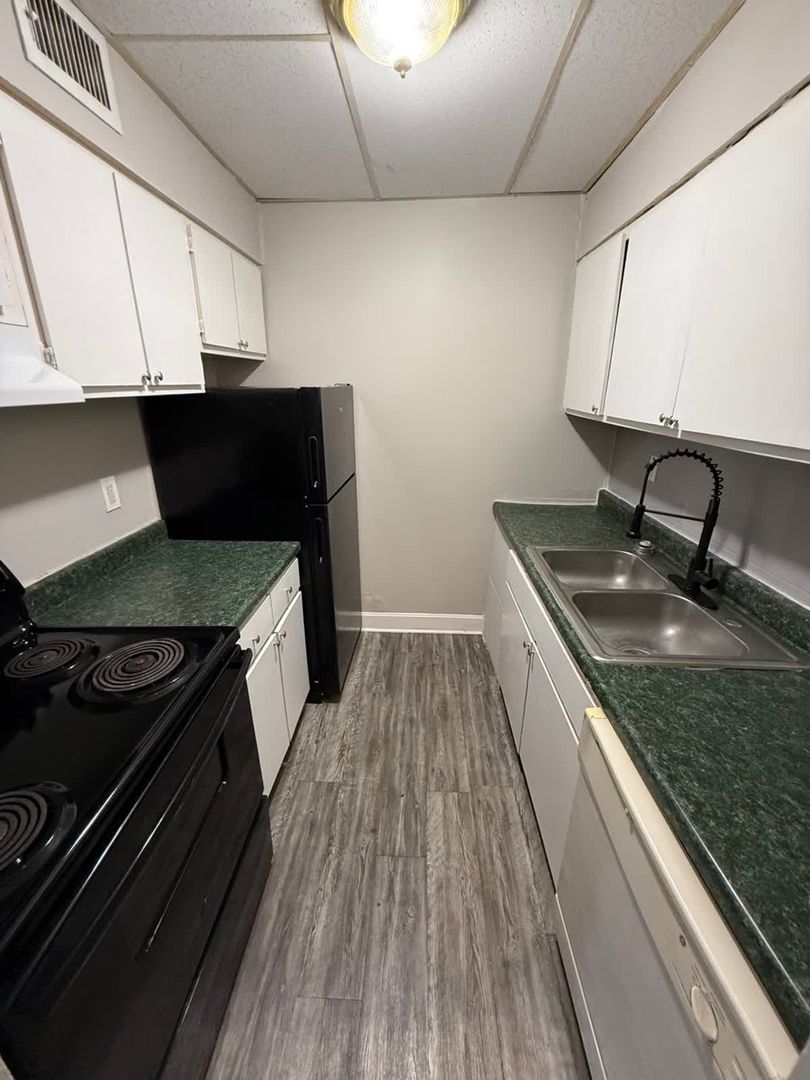 Lexington Apartment: 1349 Devonport Dr