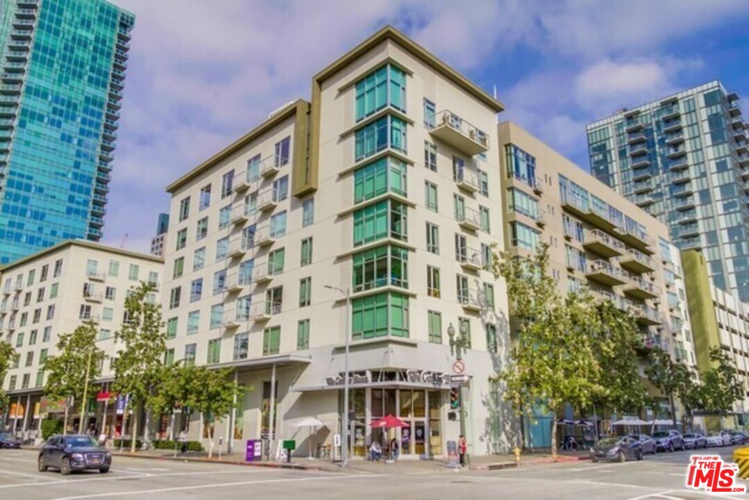 Los Angeles Condo: 645 West 9th Street