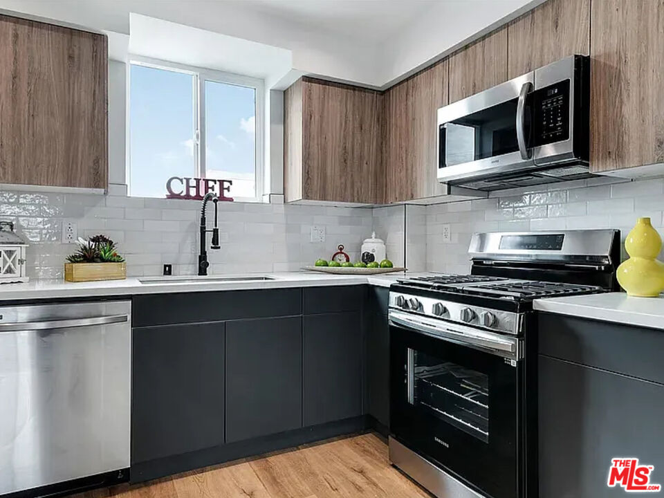 Los Angeles Condo: 334 1/2 Alexandria Avenue