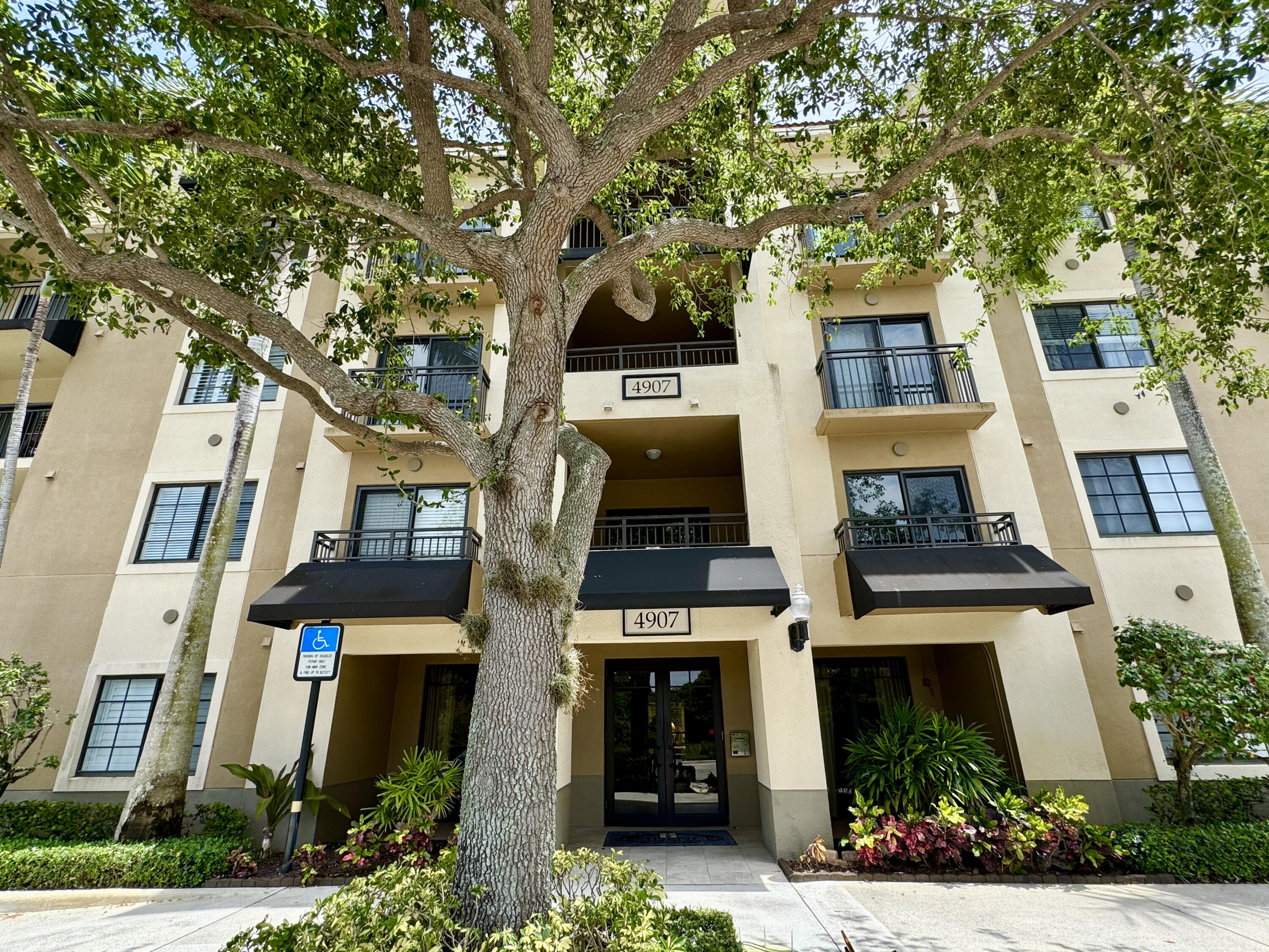 Palm Beach Gardens Condo: 4907 Midtown Lane