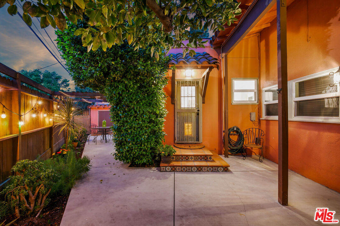 Toluca Lake Condo: 10721 Aqua Vista Street