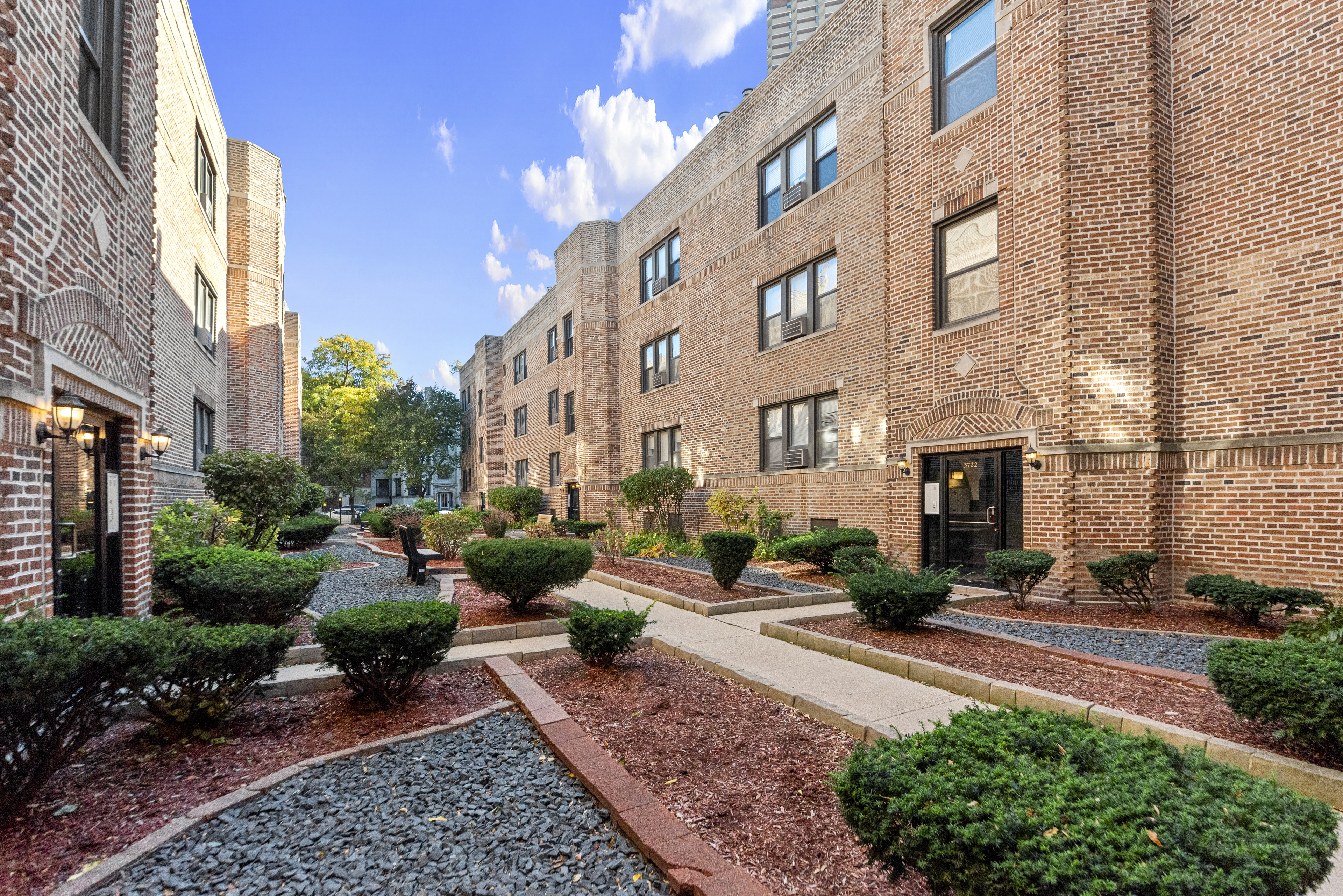 Chicago Condo: 3720 N Pine Grove Ave