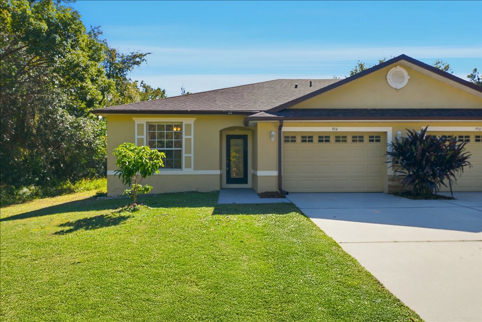 Oviedo House: 954 E Broadway St