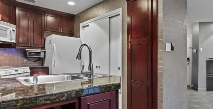 Addison Condo: 4067 Beltway