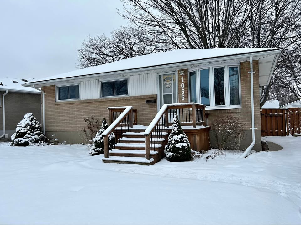 Sarnia House: 1035 Connaught Cres