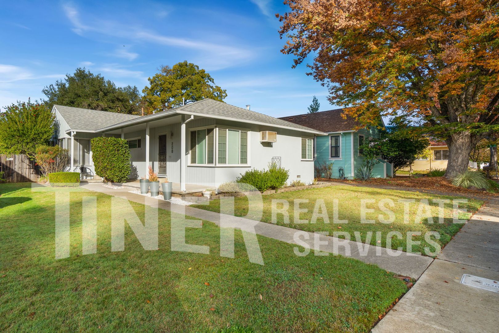 Sacramento House: 208 43rd Street