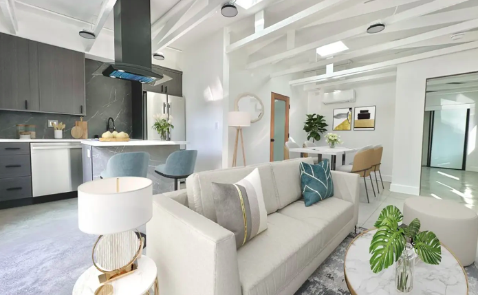 Los Angeles Condo: 1249 1/4 N Beachwood Dr