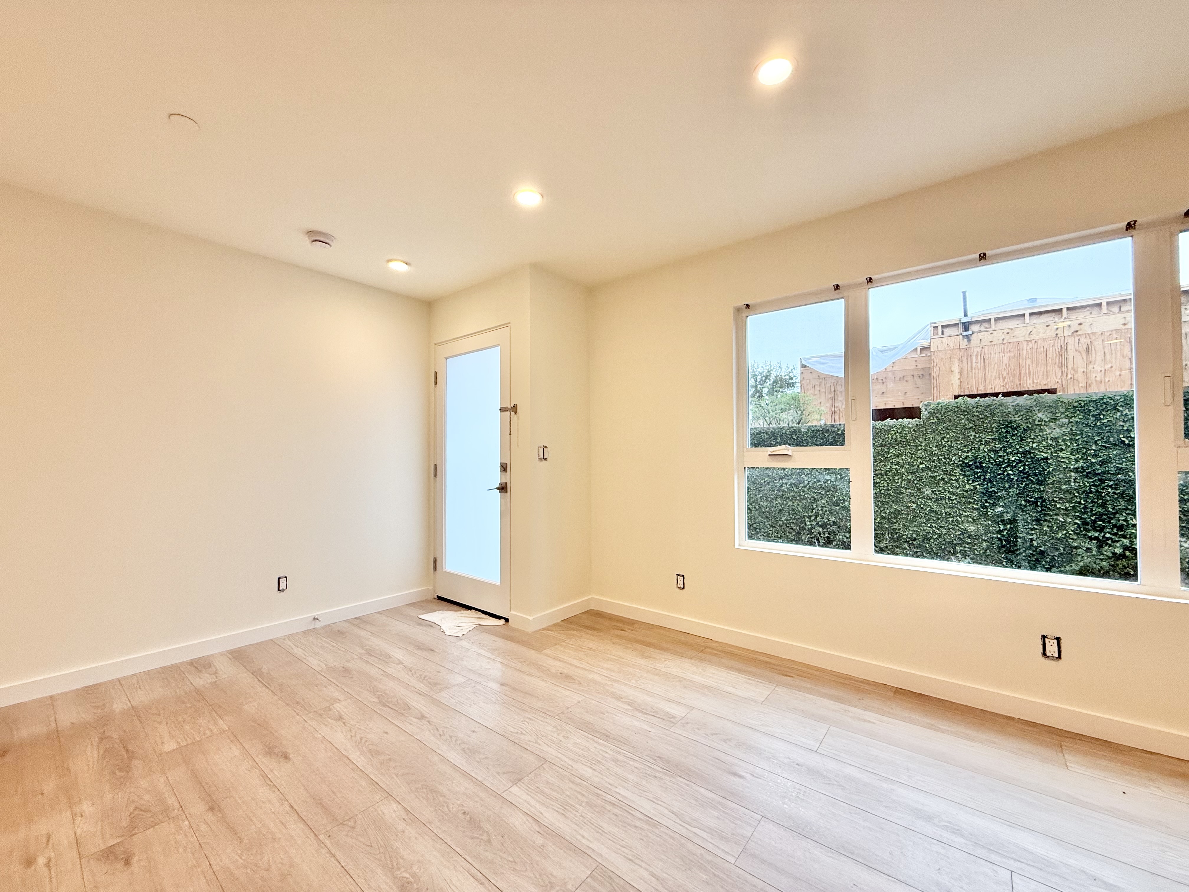Los Angeles Condo: 3245 N Drew St