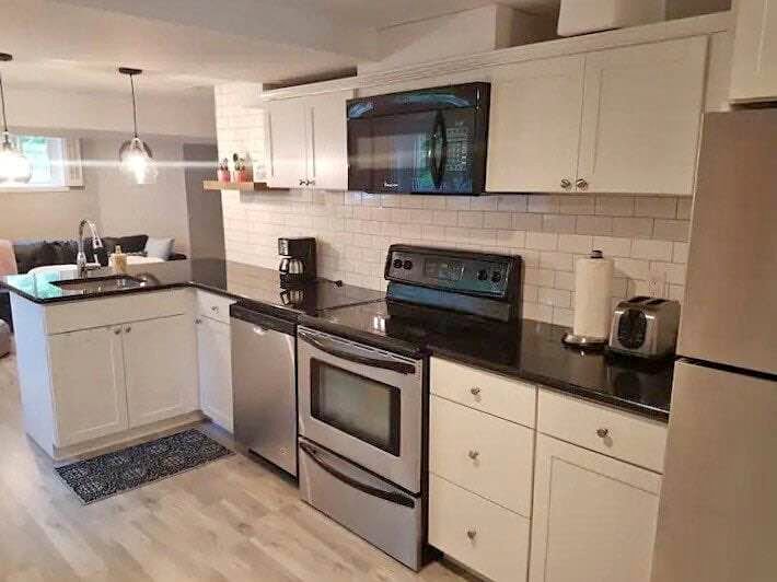 Sarnia Condo: 152 Essex St