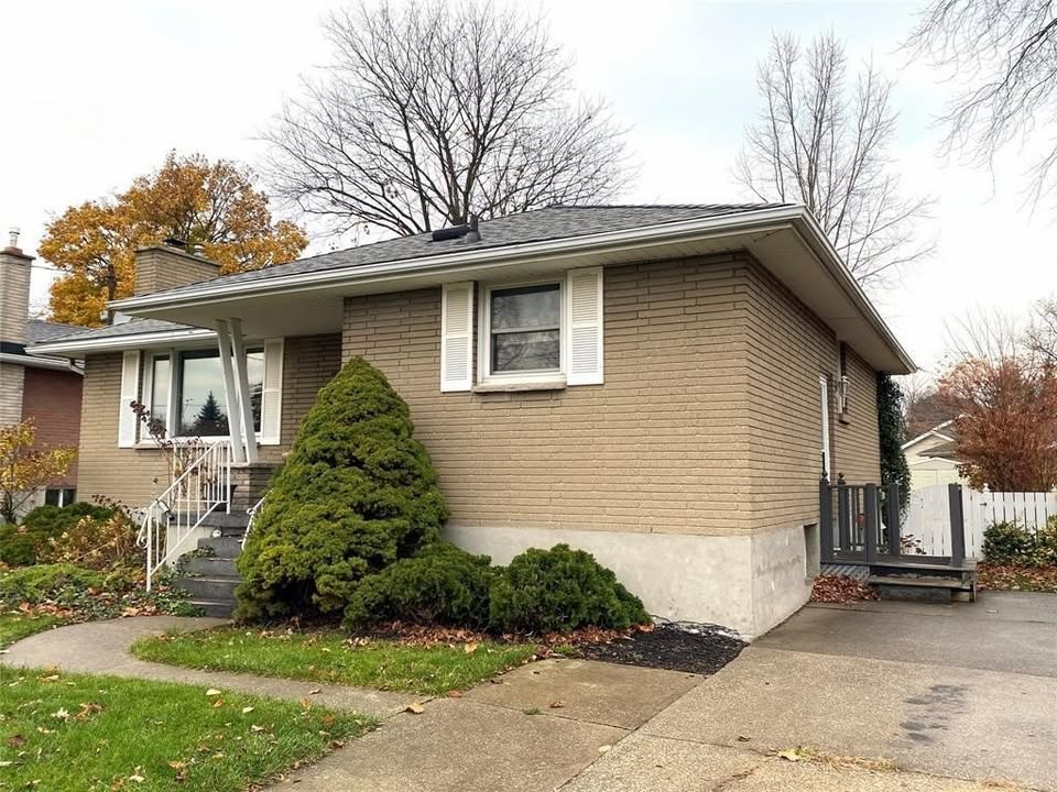 Sarnia House: 78 Massey Cres