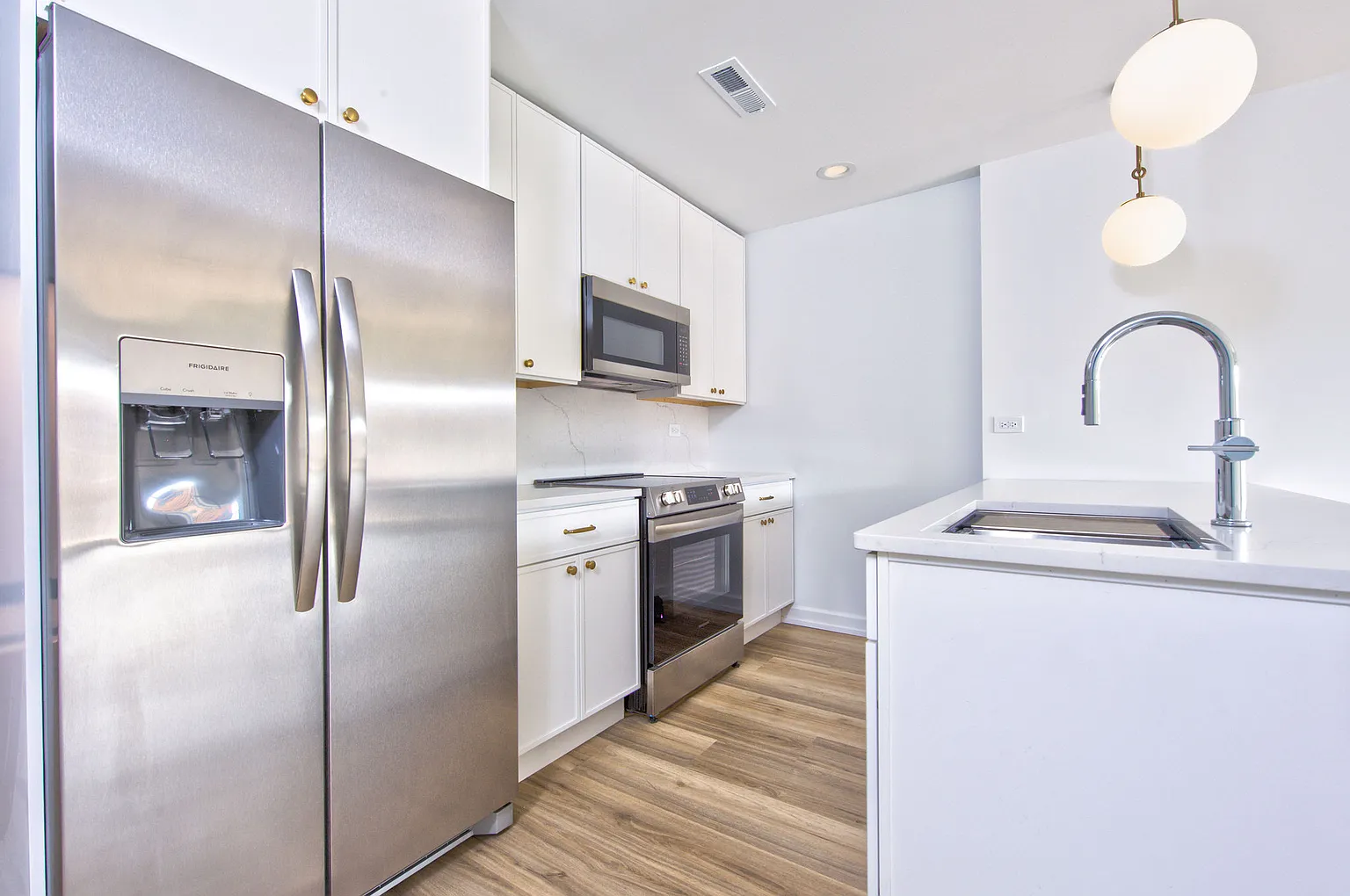 Des Plaines Condo: 9396 Landings Ln