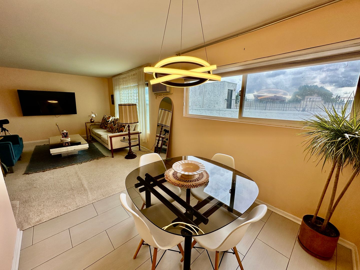 West Hollywood House: 960 Larrabee Street