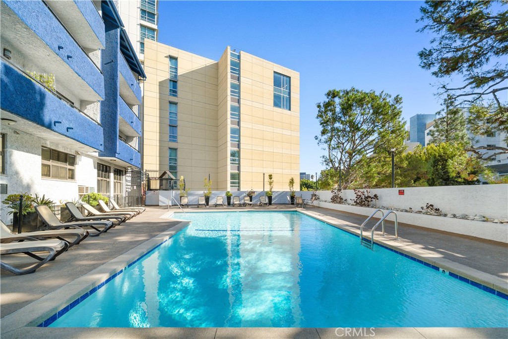 Los Angeles Condo: 10982 Roebling Avenue