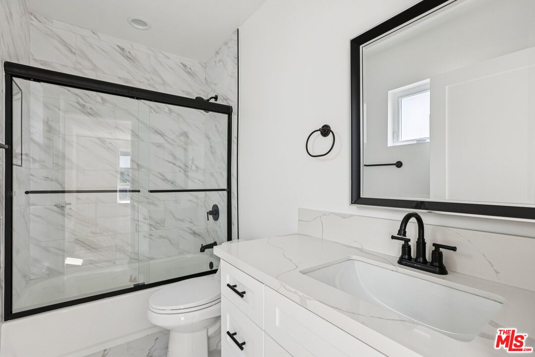 Los Angeles Condo: 2111 Holly Drive