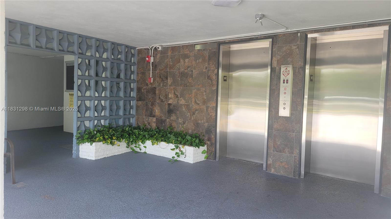 Hollywood Condo: 950 Hillcrest Drive