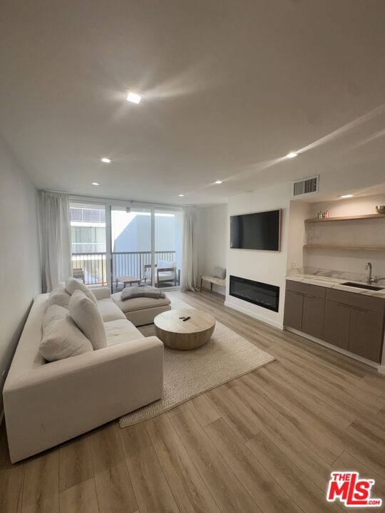 West Hollywood Condo: 911 North Kings Road