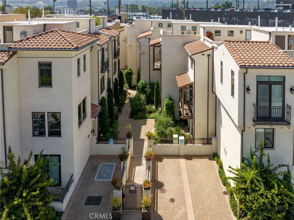 Toluca Lake Condo: 10736 Bloomfield Street