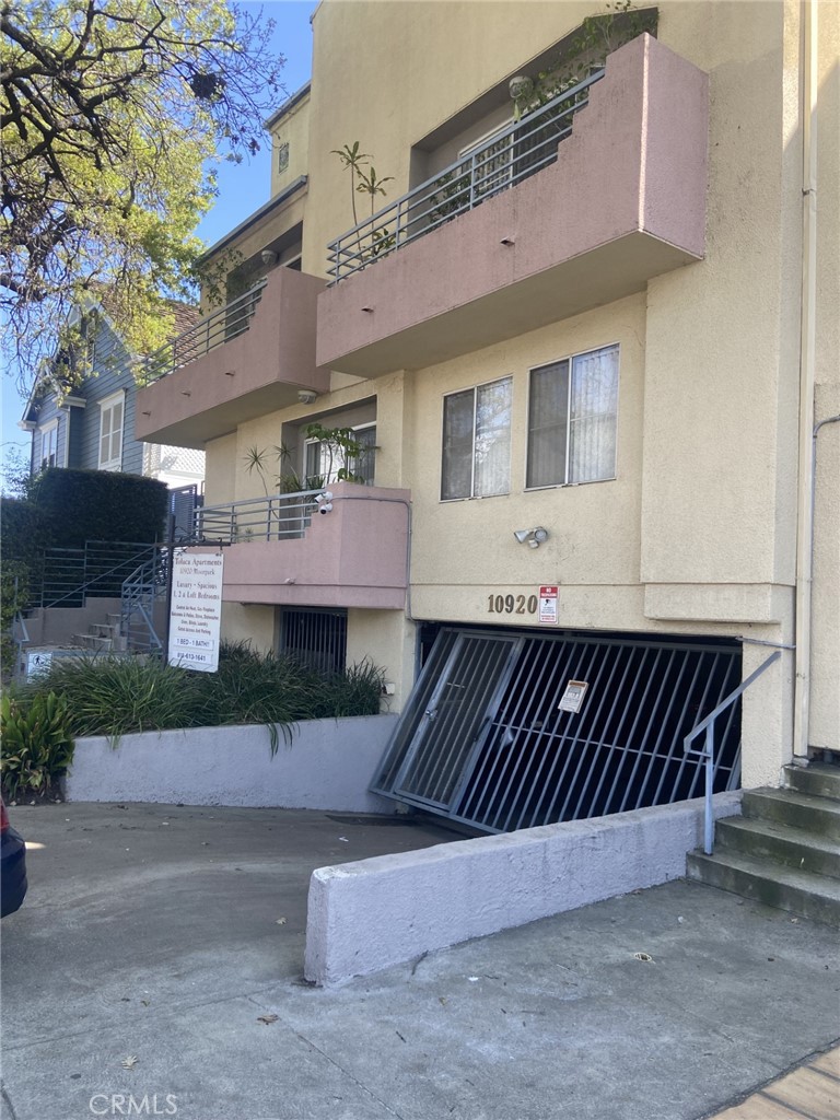 North Hollywood Condo: 10920 Moorpark Street