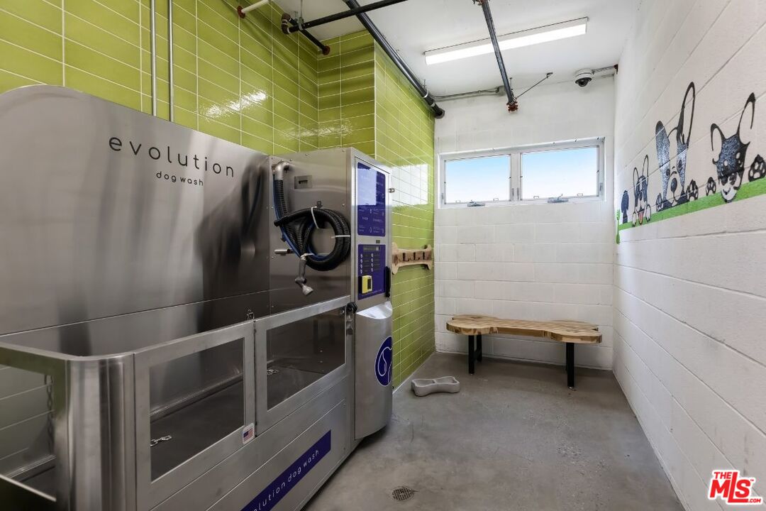 Los Angeles Condo: 11036 Moorpark Street