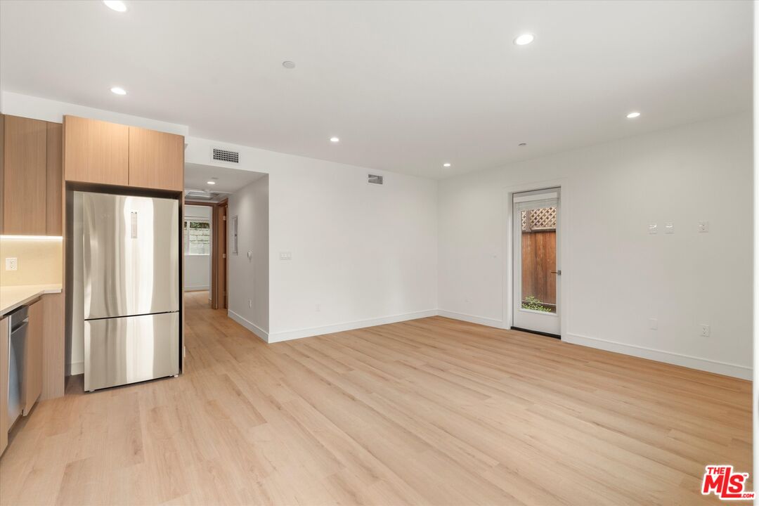 North Hollywood Condo: 11023 Blix Street