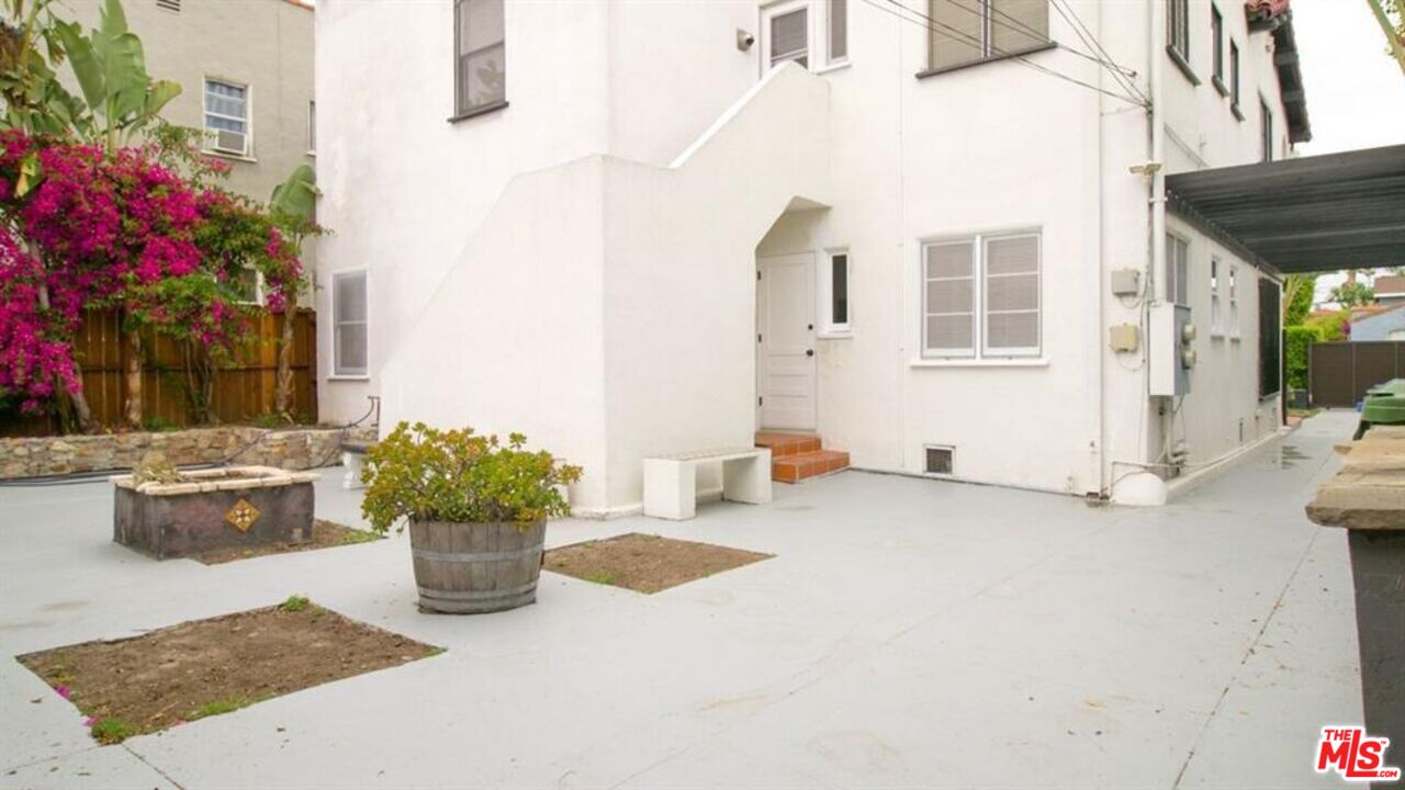 Los Angeles Condo: 1435 South Ridgeley Drive