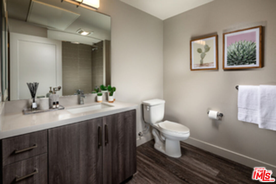 Los Angeles Condo: 687 South Hobart Boulevard