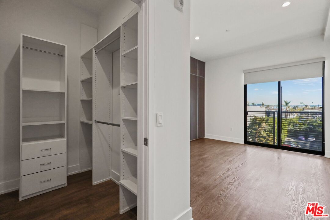 Los Angeles Condo: 711 Cole Avenue
