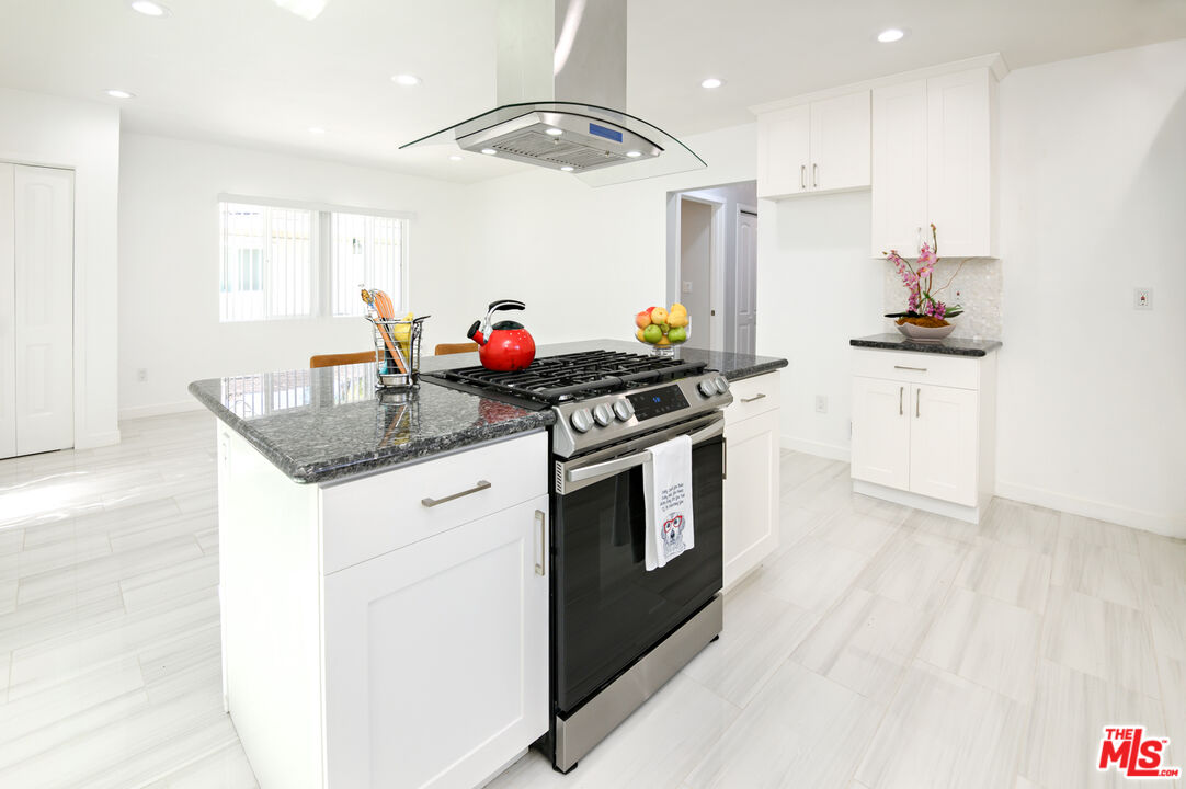 Hawthorne Condo: 4564 West Broadway