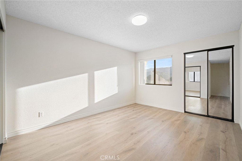 La Crescenta Condo: 3105 Montrose Avenue