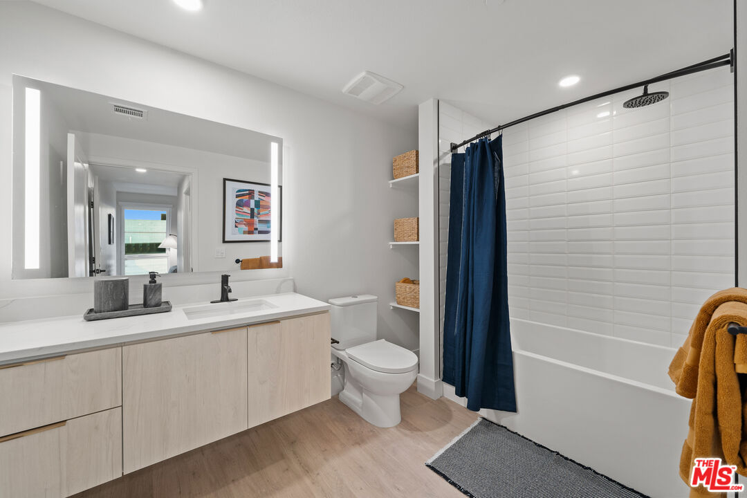 Long Beach Condo: 250 East Broadway