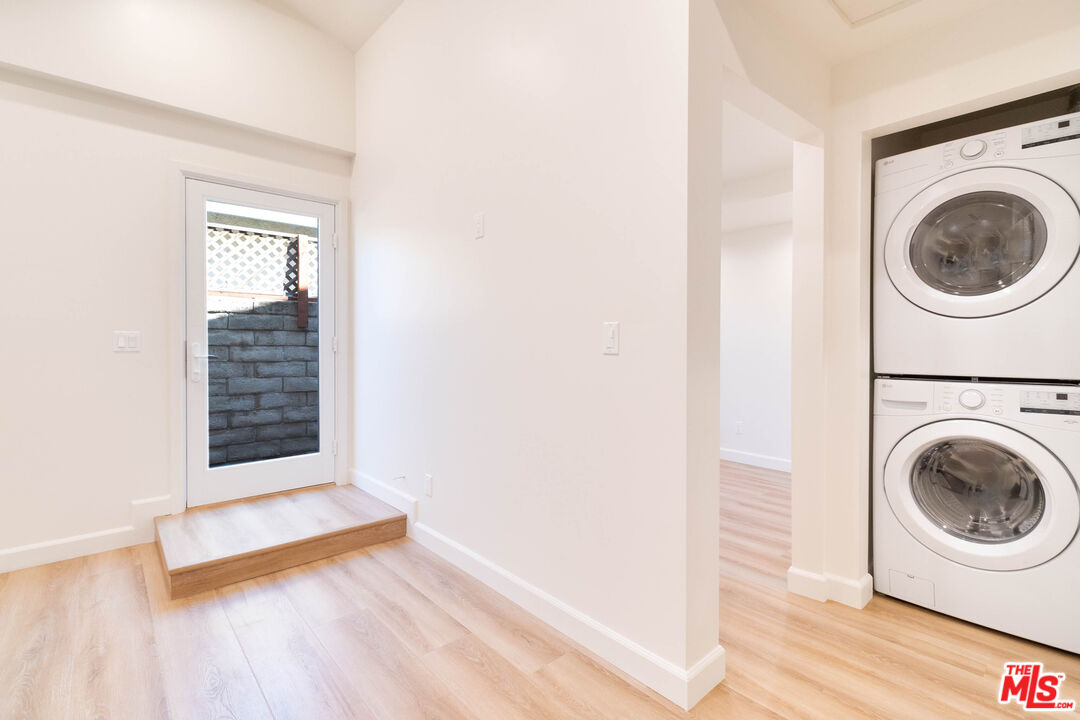 Northridge Condo: 8326 Beckford Avenue