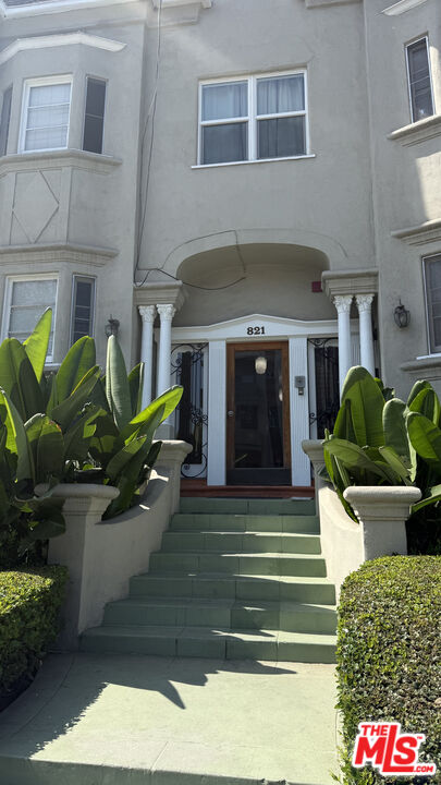 Los Angeles Condo: 821 South Wilton Place