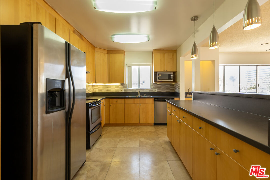 Santa Monica Condo: 1033 6th Street