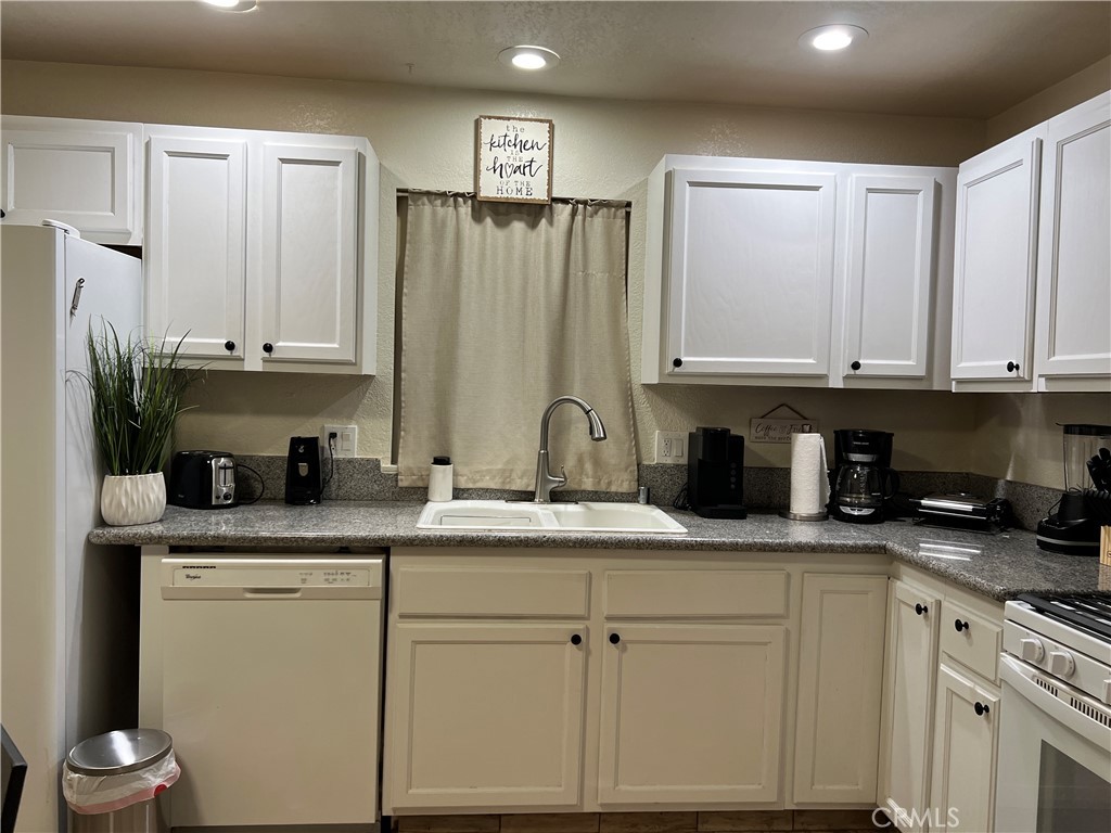 Crestline Condo: 22903 Waters