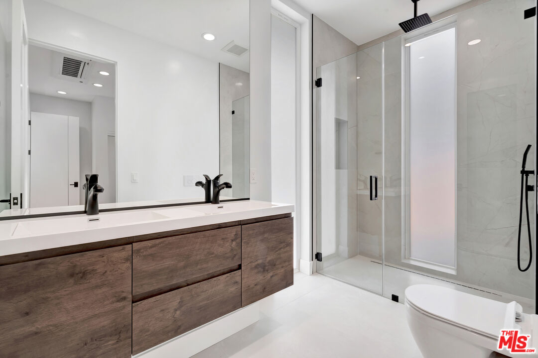 North Hollywood Condo: 11611 Burbank Boulevard