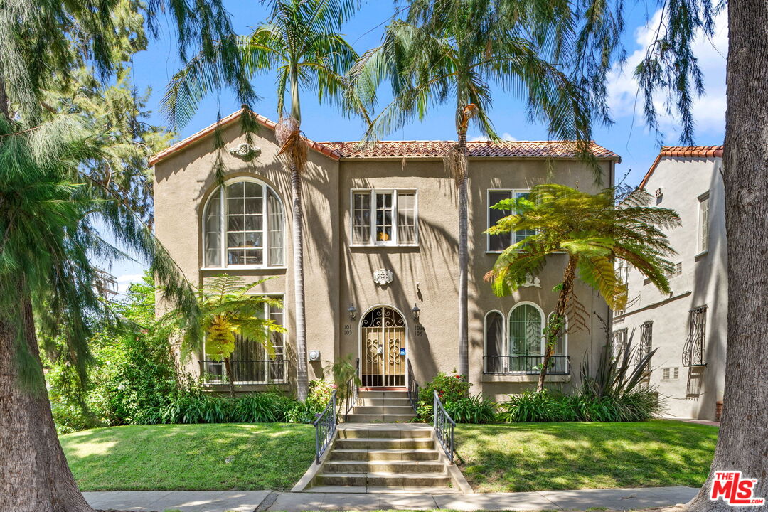 Los Angeles Condo: 101 North Clark Drive