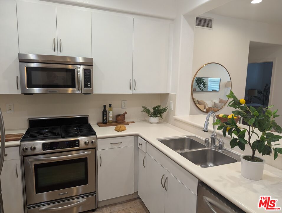 Playa Vista Condo: 7100 Playa Vista Drive