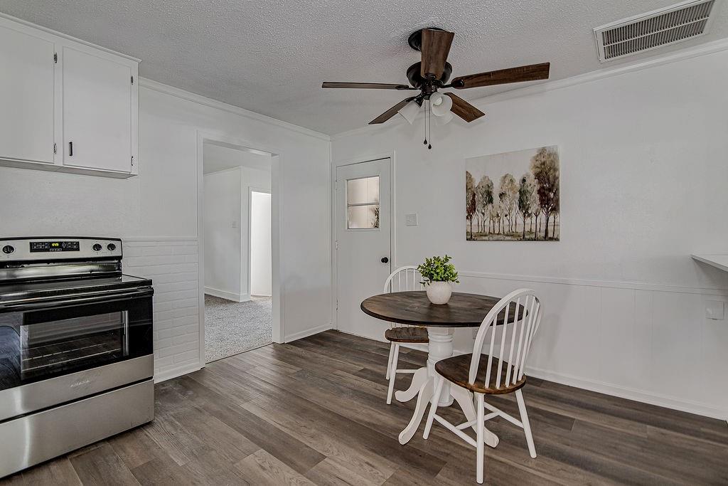 Burleson Condo: 541 Northwest Lorna Street